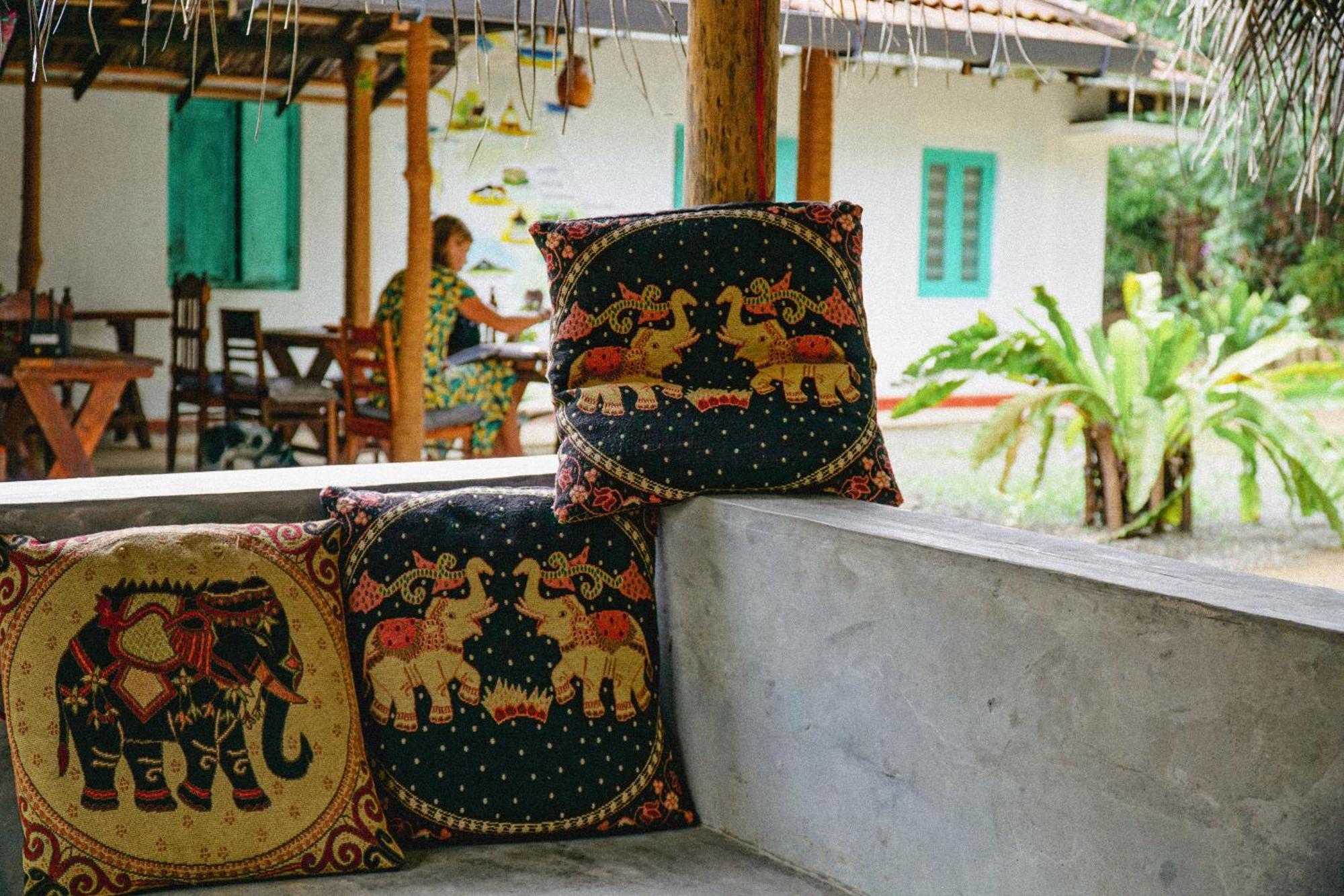 Lazy Monkey Surfhostel - Sri Lanka Dikwella Bagian luar foto