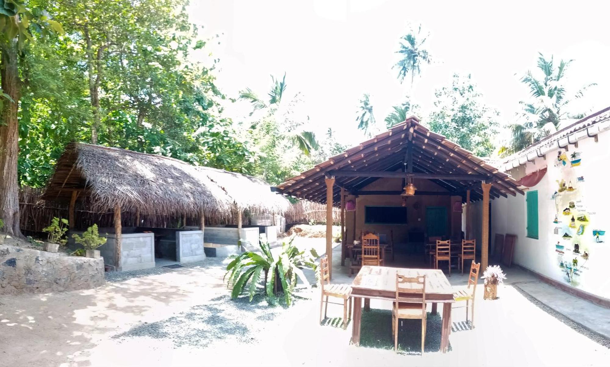 Lazy Monkey Surfhostel - Sri Lanka Dikwella Bagian luar foto